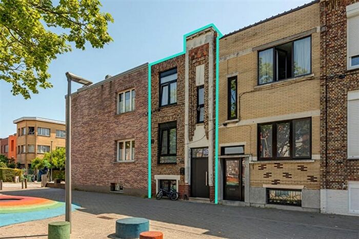 Van Duyststraat, DEURNE : Maison 4 pièces à vendre