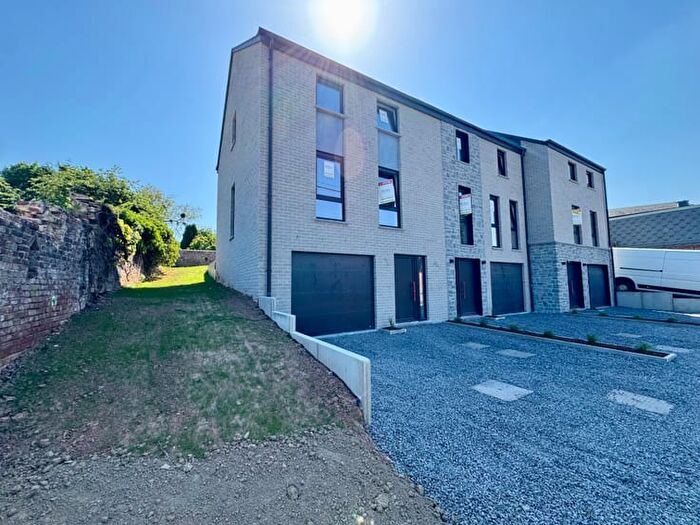 Maison 11 pièces à Rue De Rochefort, Ciney, à vendre