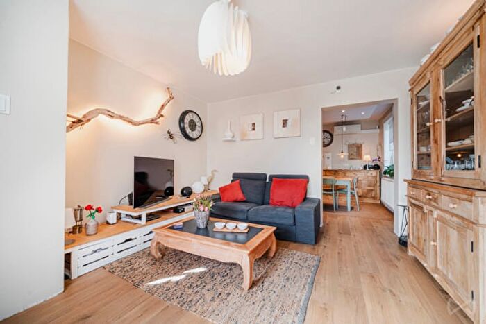 Maison 14 pièces à Place de Briare, Jemappes, à vendre