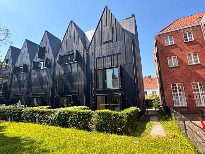 Rodenonnenstraat, Brugge : Maison 12 pièces à louer