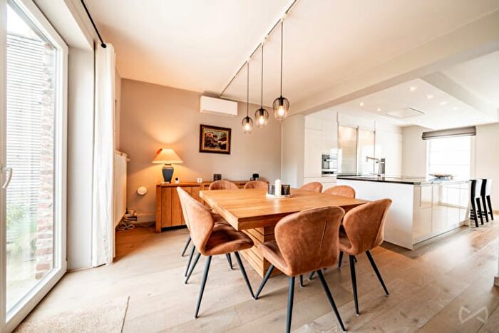 Maison 14 pièces à vendre à Chaussée de Thuin, Montsurmarchienne