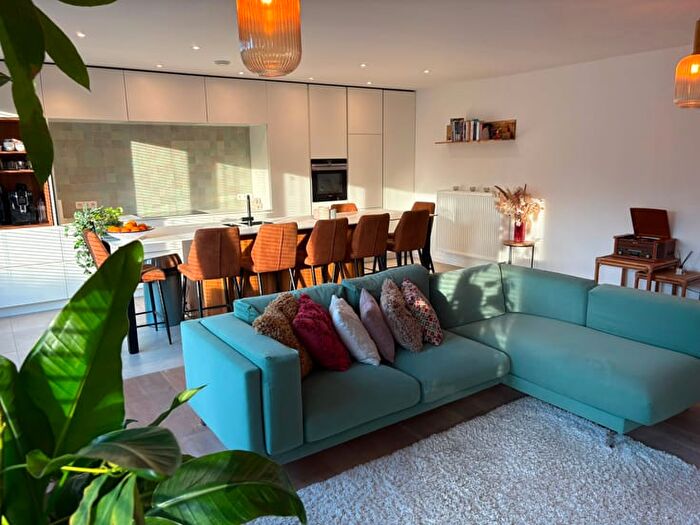 Leon Dumortierstraat, Hove : Appartement 3 pièces à louer