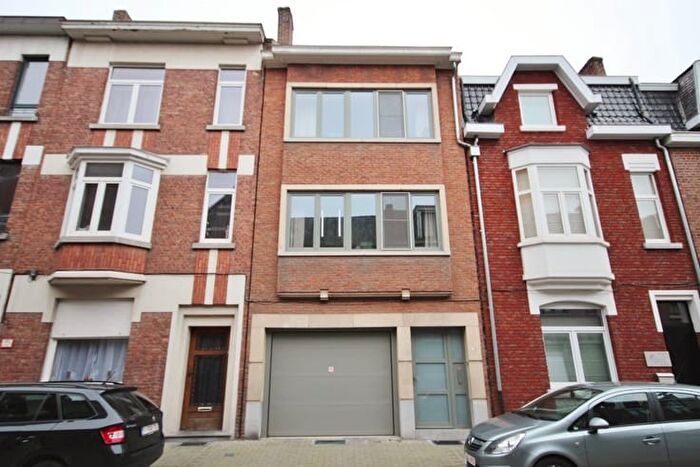 Leopold II Straat, SintTruiden : Maison 16 pièces à louer