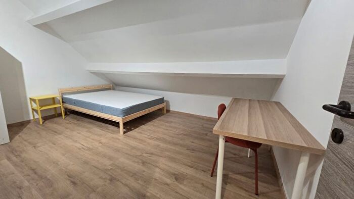 Maison 9 pièces à louer à Sentier Du Cimetière, Charleroi