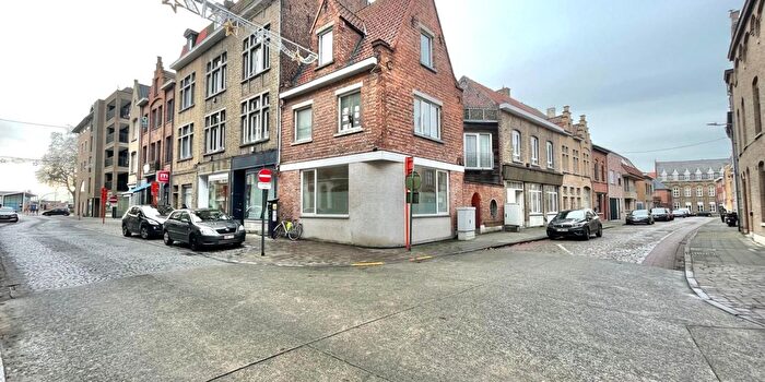 Appartement à Doorgangstraat, Ieper, à louer
