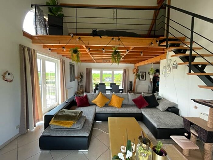 Appartement 6 pièces à louer à Préscommuns, bt