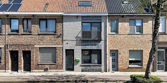 Burg Lionel Pussemierstraat, Eeklo : Maison 3 pièces à louer