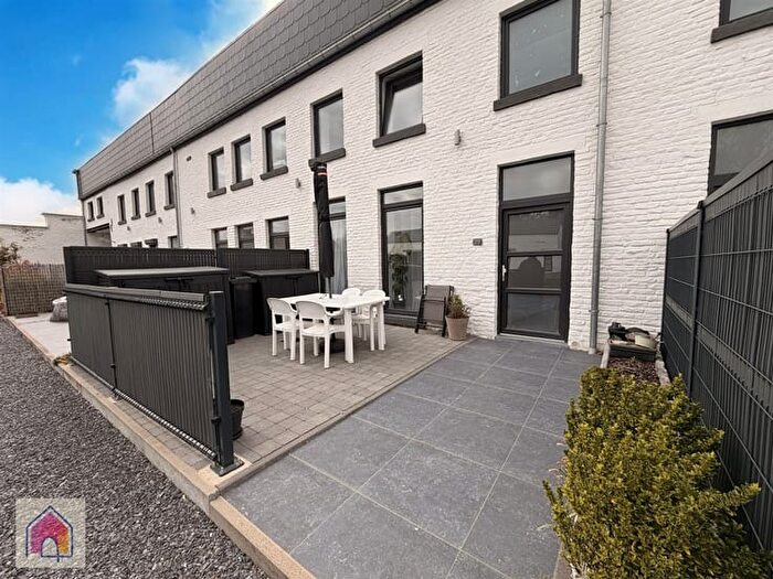 Place du Onze Novembre, VELAINESURSAMBRE : Maison 3 pièces à vendre
