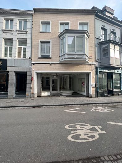 Maison 4 pièces à OnzeLieveVrouwstraat, Kortrijk, à louer