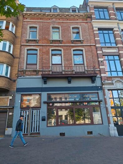 Boulevard Jacques Bertrand, Charleroi : Maison 15 pièces à vendre