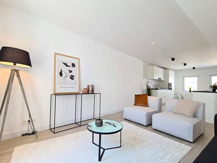 Grand Place, FRASNESLEZBUISSENAL - Appartement 3 pièces à vendre