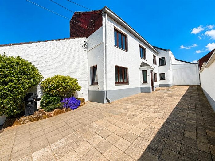 Maison 4 pièces à Rue SartHaut, Rèves, à vendre