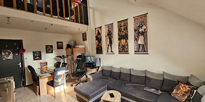 Appartement 4 pièces à Chaussée de Lodelinsart, Gilly, à vendre