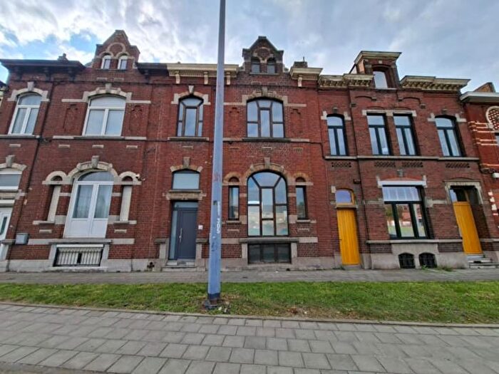 Maison 4 pièces à vendre à Rue de Lodelinsart CH, Charleroi