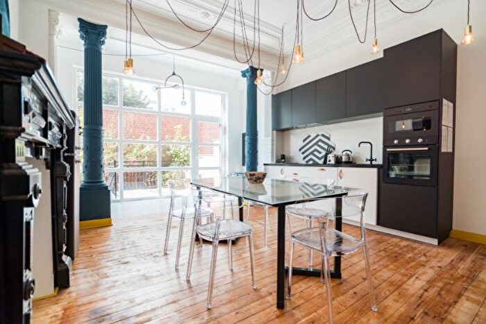 Rue Huart Chapel, Charleroi : Appartement 5 pièces à louer