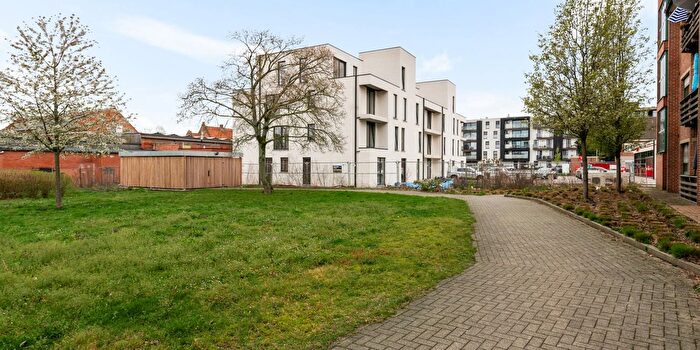 Appartement 3 pièces à Crevestraat, MoerbekeWaas, à vendre