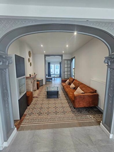 Rue Des Trieux, Châtelet : Maison 8 pièces à vendre