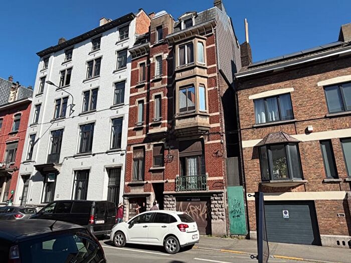 Rue Zénobe Gramme, Charleroi : Maison 9 pièces à vendre