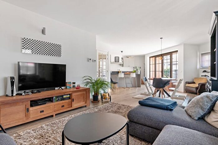 Appartement 10 pièces à Kerkstraat, 's Gravenwezel, à louer