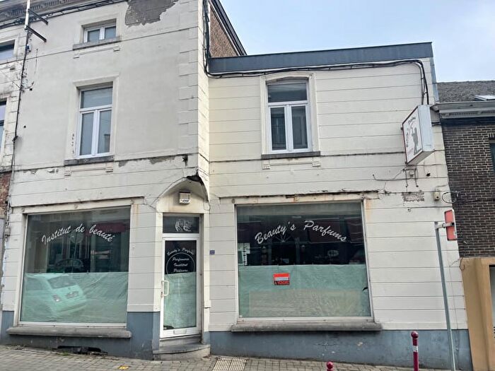 Maison 17 pièces à vendre à Rue Des Deux Auvelais, Sambreville