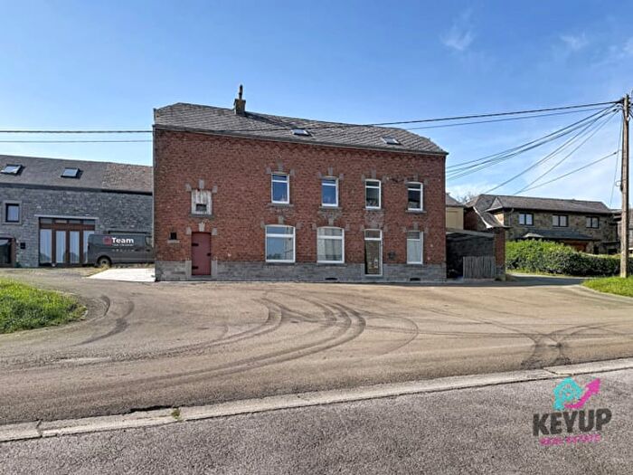 Place de l'Eglise, Ciney : Maison 4 pièces à vendre