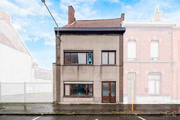 Rue de Tournai, LeuzeenHainaut : Maison 15 pièces à vendre