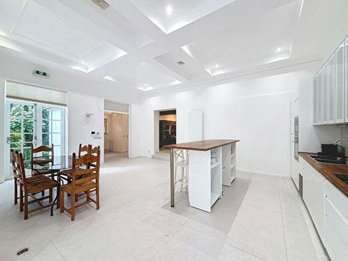 Appartement 6 pièces à Avenue des Erables, RhodeSaintGenèse, à louer