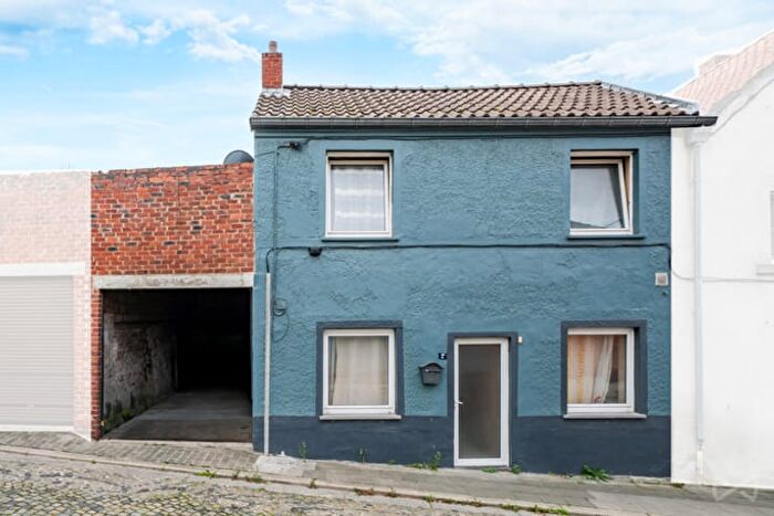 Rue Du Cimetière, Couillet : Maison 7 pièces à vendre