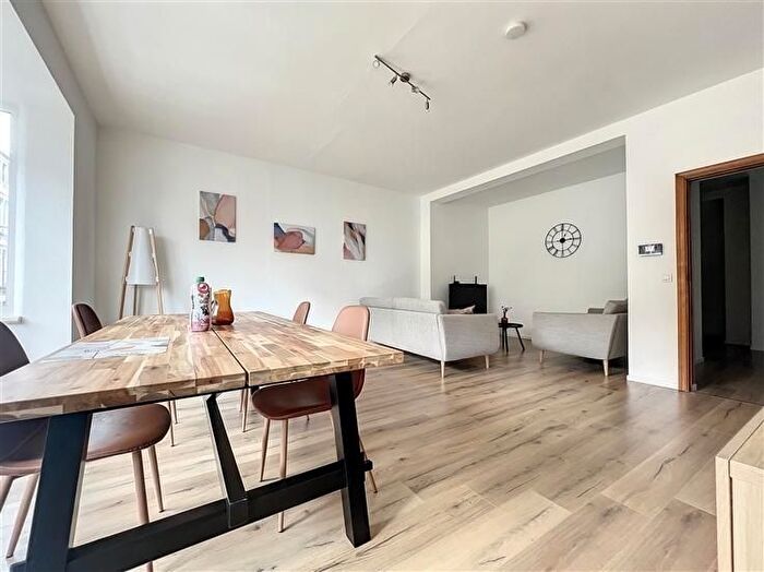 Appartement 10 pièces à Rue Du Mambourg, Charleroi, à louer