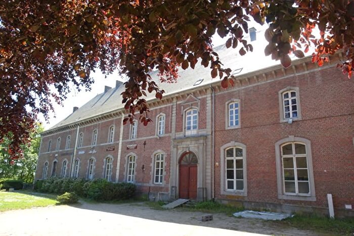 Maison à Place De Brogne, Mettet, à vendre