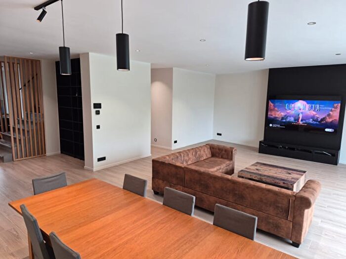 Appartement 6 pièces à Rue du Hameau, RhodeSaintGenèse, à louer
