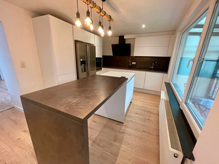 Rue Rys De Mosbeux, Trooz : Appartement 10 pièces à louer