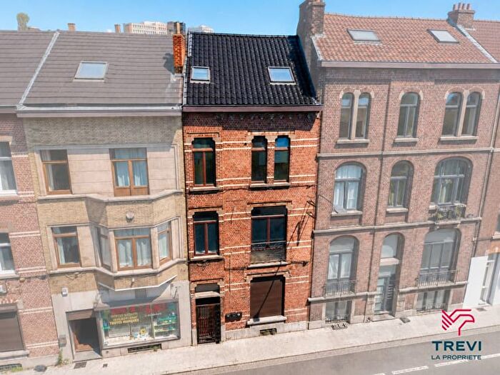 Maison 9 pièces à Rue Clément Lyon, CHARLEROI, à vendre