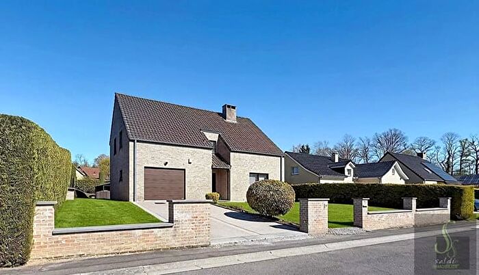 Maison 4 pièces à Rue des Droits de l'Homme, Morlanwelz, à vendre