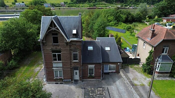 Maison 6 pièces à vendre à Rue Marche en Pré, Sclayn