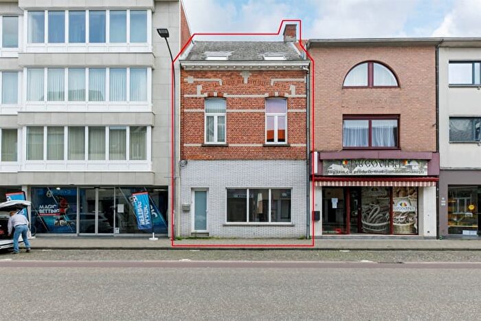Stationsstraat, GEEL : Maison 6 pièces à vendre