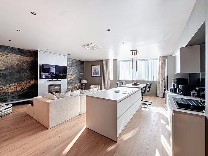 Rue De La Vesdre, B : Appartement 10 pièces à vendre