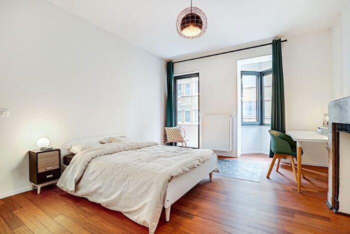 Appartement 10 pièces à Rue d'Angleterre, Charleroi, à louer