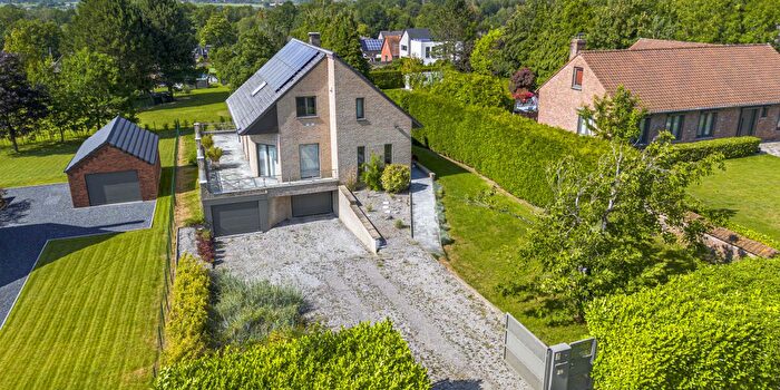 Maison 4 pièces à Nalinnes, Henegouwen, à vendre