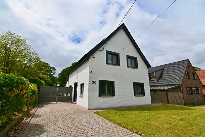 Maison 18 pièces à Biegrachtstraat, Genk, à vendre