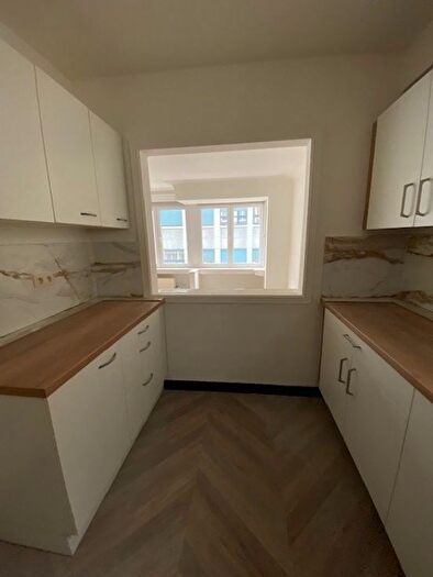Rue De L'université, A : Appartement 2 pièces à louer