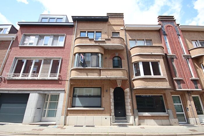 Maison 18 pièces à Schepen Dejonghstraat, SintTruiden, à louer